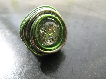 Ring gruen silber mit Glitzerkugel 1
